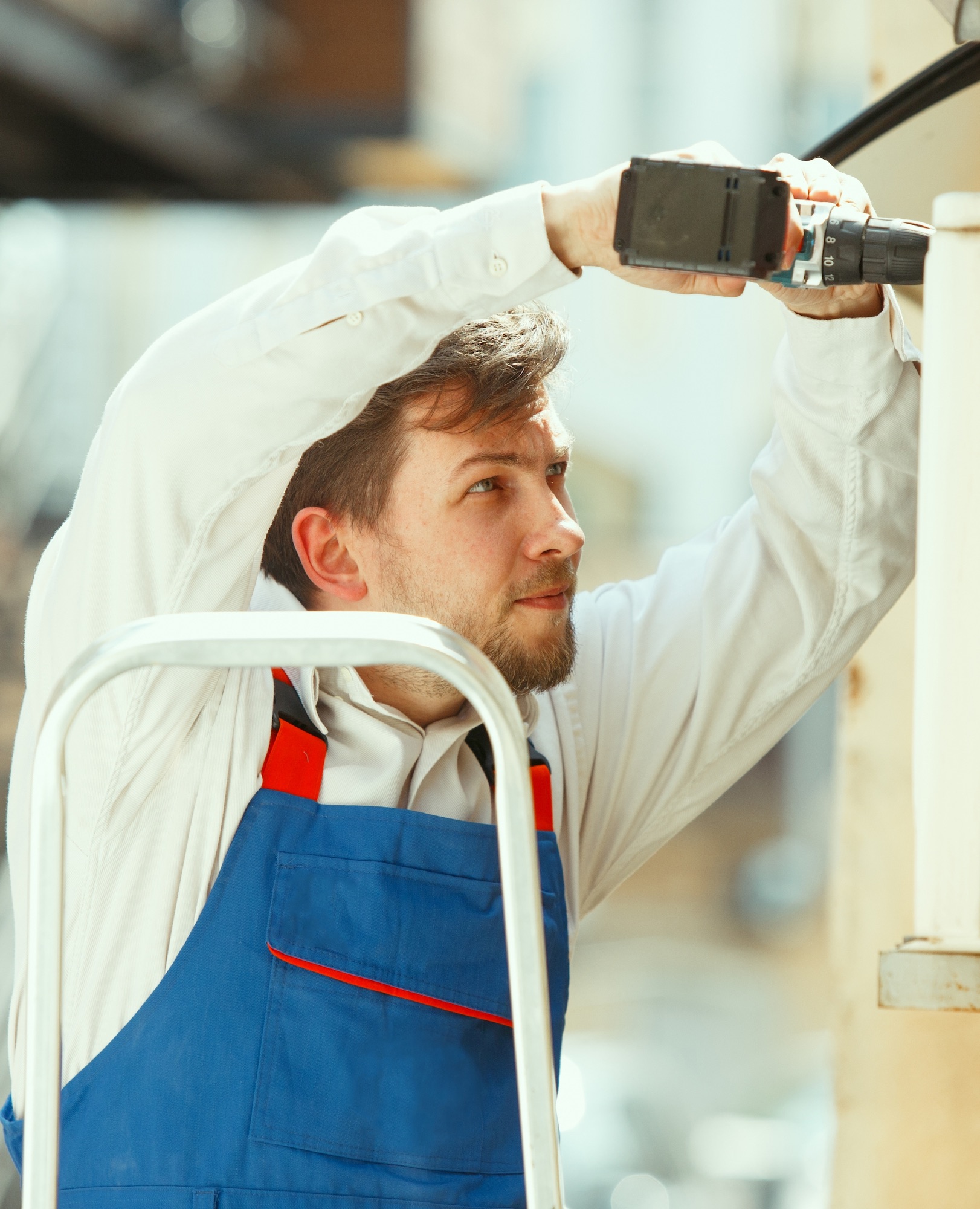 hvac-technician-working-capacitor-part-condensing-unit@2x